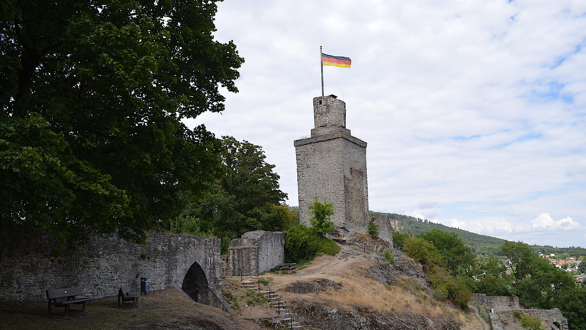 'freiluft und unterwegs' - Familiengottesdienst auf Burg Falkenstein: 'Du bist meine Burg und mein Fels'